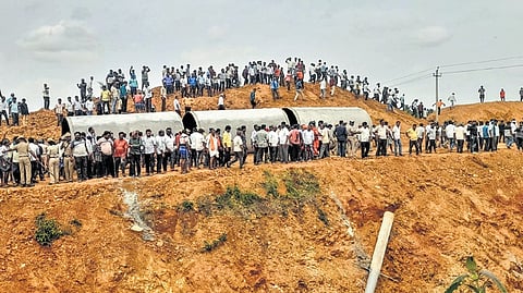 People protest against the proposed diversion of Hemavathi river waters at Sunkapura in Gubbi taluk, Tumakuru district, on Saturday  
