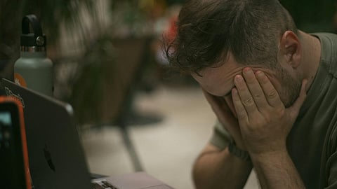 Representative picture of a man having a headache, which can be one of the symptoms for brain tumours