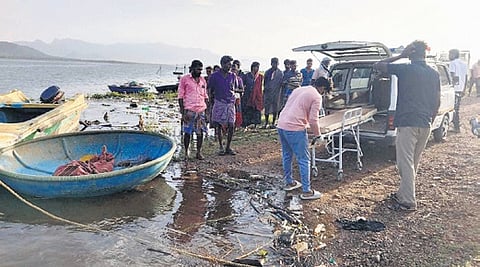 The body of the man being shifted to Mettupalayam GH.