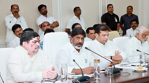  DY CM Bhatti Vikramarka along with ministers sridhar babu and ponnam prabhakar held a meeting tith the Joint Action Committee (JAC) of employee unions in Hyderabad
