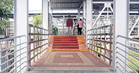 Ramps provided at the entry points do not connect to all platforms.