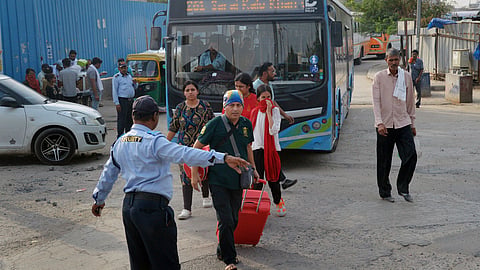 Electric buses are operated by private concessionaires under the kilometre scheme, where the operating companies provide their own drivers. 