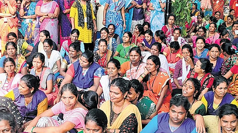 The workers are now demanding that the company should either drop its decision to shift or pay a fair final settlement 