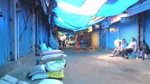  The current market has over 800 shops.