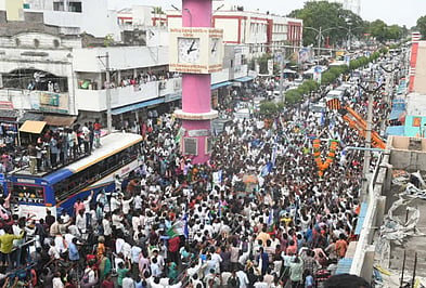 Crowd present during the visit of former CM and YSRCP president Jagan Mohan Reddy to Palnadu. 