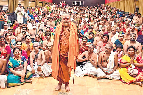 The 70th Shankaracharya of Kanchi Kamakoti Peetham addressing devotees in Bengaluru.