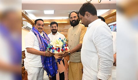Jal Shakti Minister CR Patil assured delegation led by Telangana CM A Revanth Reddy and irrigation minister Uttam Reddy that a meeting would be held to discuss the proposed Godavari-Banakacherla project.
