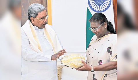 Chief Minister Siddaramaiah presents a Mysuru peta to President Droupadi Murmu in New Delhi on Tuesday.