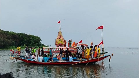 The Lord was offered fruits from the native Kankan tree, and over time, the island came to be known as Kankan Shikhari. 