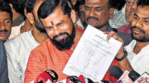 BJP MLA Raja Singh shows his resignation letter to the media 