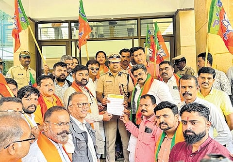 When the injured activists approached the police to file a complaint, they were allegedly abused with foul language and were denied the opportunity to lodge a complaint.