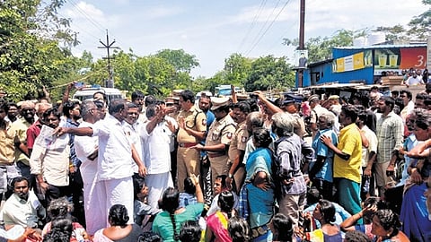 As officials were holding talks, a heated exchange broke out between SP Kannan and the protesters 