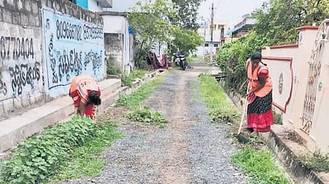 Guntur Municipal Corporation (GMC) has secured the top rank in a state-wide IVRS survey on sanitation, with 67% of residents expressing satisfaction in areas like daily garbage collection, waste clearance within 24 hours, and drainage maintenance. 