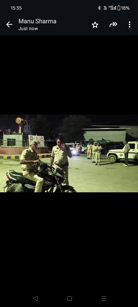 A heavy police force from ten nearby police stations was deployed in the area late at night. 