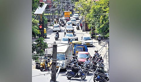 A long queue of vehicles on the Pandit Karuppan Road in Thevara 
