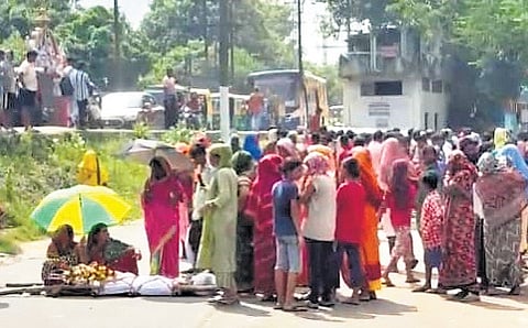 Locals staging road blockade near Devigada on Saturday
morning placing Anil’s body in front of them 