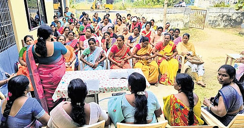 N Women in backward areas have achieved nationwide recognition by overcoming poverty with commitment and showing outstanding contributions. 