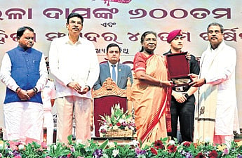 Union Education minister Dharmendra Pradhan receiving Kalinga Ratna Award from President Murmu 