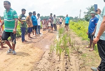 Their action was a protest against deplorable condition of the canal embankment road connecting Paikashai village under Nuadihi panchyat of Erasama block under the Rural Development department. 