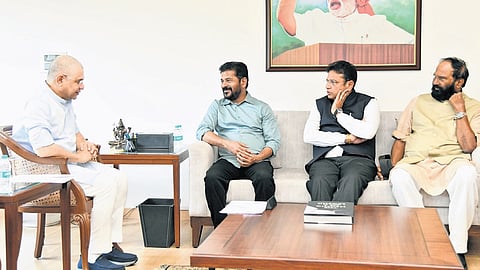 Chief Minister A Revanth Reddy and his Cabinet colleagues, D Sridhar Babu and N Uttam Kumar Reddy, during a meeting with the Union Railway and IT Minister 
Ashwini Vaishnaw at Rail Bhavan in New Delhi on Thursday.