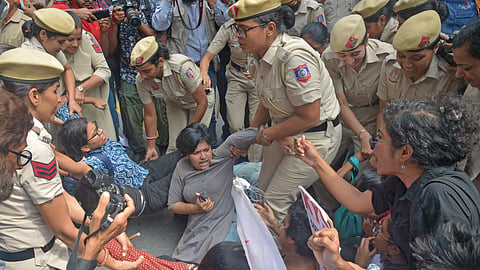SFI activists protesting in front of Odisha Bhavan