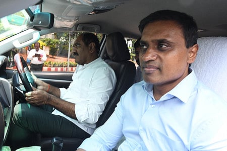 YSRC MP PV Mithun Reddy arrives at the CP office to appear in front of SIT, in Vijayawada. 