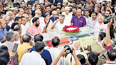 CM Pinarayi Vijayan pays tribute to V S Achuthanandan at Durbar Hall, Thiruvananthapuram, on Tuesday. 