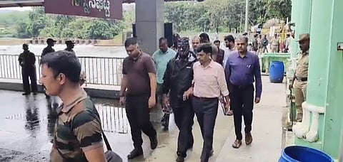 Investigating Officer Jitendra Kumar Dayama takes witness-complainant to the exhumation spot 