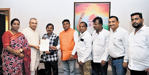  Rajya Sabha member Mamata Mohanta, along with a seven-member delegation of the BJP met Railway Minister Ashwini Vaishnaw in New Delhi on Friday to discuss on the need to strengthen and regularise train services between Baripada and Puri.