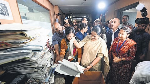 Delhi Chief Minister Rekha Gupta launches the ‘Dilli ko kude se azaadi’ cleanliness drive campaign on Friday.