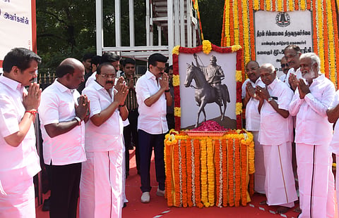 The CM, accompanied by his Cabinet colleagues, paid floral tributes to the portrait of Chinnamalai placed under his statue 