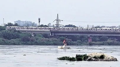 At 1 pm on Friday, the river touched 204.65 metres at the Old Railway Bridge