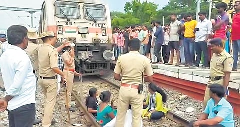 The deceased boy’s family hold ‘rail roko’ protest at Tirupattur railway station. Tirupattur police intervenes and moves them 