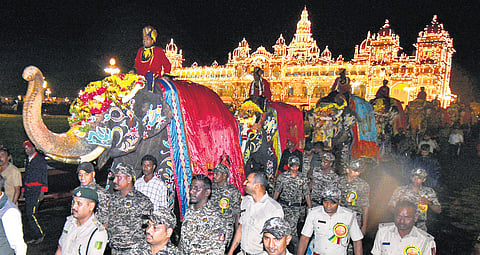 Led by the Captain Abhimanyu, the jumbos received their honours at 6:50 pm in the auspicious Makara Godholi Lagna. 