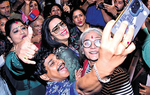 Vinod Kovoor clicks a selfie with Shwetha Menon after she was elected president 