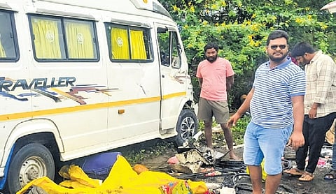 Three people died in a road accident that took place in the morning at Mallepally Mitta, Thanakallu mandal, Kadiri constituency of Sri Sathya Sai district. 