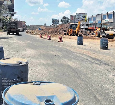 The newly-tarred service road at Muringoor, where traffic movement 
was smooth on Sunday 