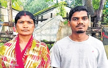 Dhabaleswar Pujari with his mother Kanchan