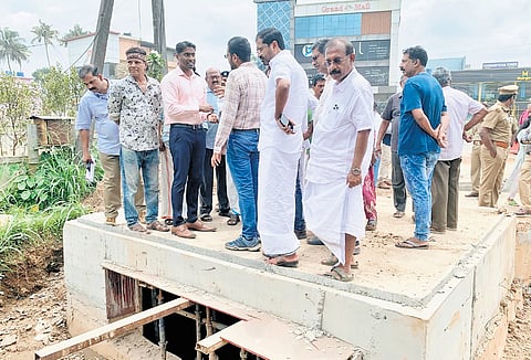 Traffic Management Committee, chaired by Thrissur District Collector Arjun 
Pandian, inspecting the ongoing work on NH 544 