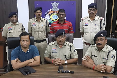 45-year-old Yashwant Upadhya (in red T-shirt), was arrested after his last theft at a Jain temple on the outskirts of Durg.