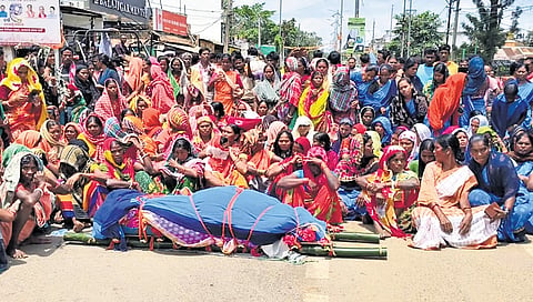 ASHA workers staging protest with the body of  Daimati Bhatra 