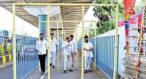 Temple Executive Officer VK Seena Naik inspected arrangements at the foothill of Indrakeeladri on Wednesday and instructed workers to implement the new system, with frames brought from Simhachalam Devasthanam. 