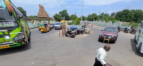 The traffic in the road near the entrance of the Big Temple, Thanjavur.