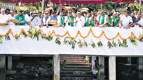 Deputy Chief Minister DK Shivakumar, Davanagere district in-charge minister SS Mallikarjun, Congress MP Prabha Mallikarjun, and other party leaders perform Ganga Puja at Bhadra Dam at Lakkavalli in Shivamogga district on Friday 