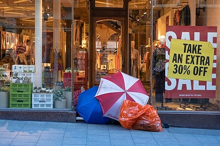Along with e-commerce and quick commerce platforms, traditional stores and state-run handicraft outlets are also offering special price reductions to capture festive footfall.