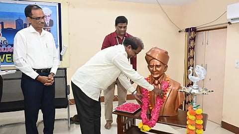 Faculty and students of Acharya Nagarjuna University pay tributes to Sir Mokshagundam Visvesvaraya during Engineers' T Day celebrations at Acharya Nagarjuna University on Monday. 