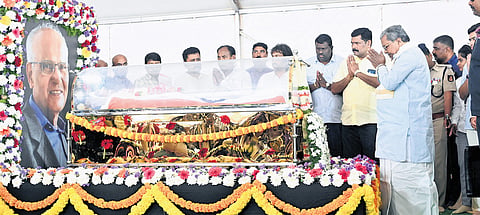 CM Siddaramaiah pays his last respects to writer S L Bhyrappa in Bengaluru on Thursday 