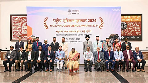 President with Murmu recipients of National Geoscience Awards-2024 and other guests at Rashtrapati Bhavan