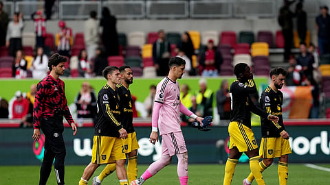Manchester United's Bruno Fernandes, right, Kobbie Mainoo, second right, and team-mates appear dejected after the English Premier League soccer match between Brentford and Manchester United at the Gtech Community Stadium, London, Saturday, Sept. 27, 2025.