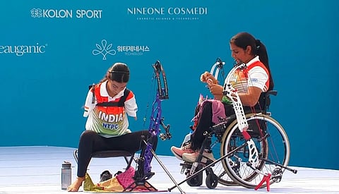 India's Sarita (L) and Sheetal Devi  